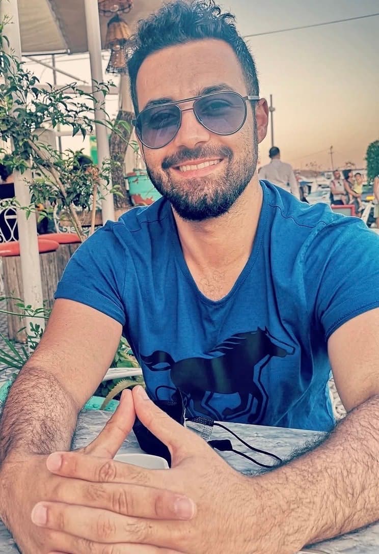 Orkun Aydın gülümserken